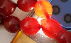 OSMANLI DÖNEMİ MALZEMEDEN YAPILMA ŞIKIR ŞIKIR HARİKA BENEKLİ KIRMIZI RENKLİ GÜMÜŞ PÜSKÜLLÜ MUHTEŞEM SIKMA KEHRİBAR TESPİH 3YYY1R ÇOK NADİR