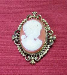 ViNTaGe AVON KlaSiK CAMEO BROŞ....İçİ KuTuLu