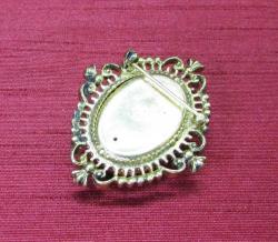 ViNTaGe AVON KlaSiK CAMEO BROŞ....İçİ KuTuLu