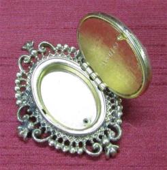 ViNTaGe AVON KlaSiK CAMEO BROŞ....İçİ KuTuLu