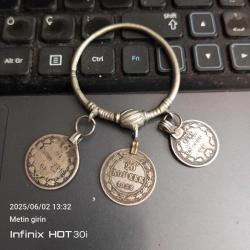 1827-1923 arası 3 adet gümüş para ve işlemeli halkadan oluşan gerdanlık kolye