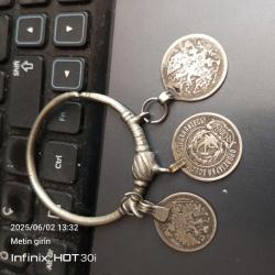 1827-1923 arası 3 adet gümüş para ve işlemeli halkadan oluşan gerdanlık kolye