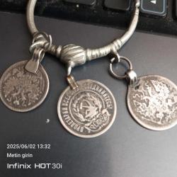 1827-1923 arası 3 adet gümüş para ve işlemeli halkadan oluşan gerdanlık kolye