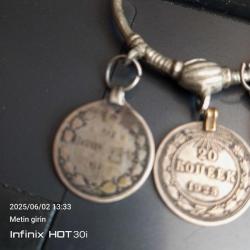 1827-1923 arası 3 adet gümüş para ve işlemeli halkadan oluşan gerdanlık kolye