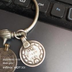 1827-1923 arası 3 adet gümüş para ve işlemeli halkadan oluşan gerdanlık kolye