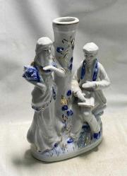 Antika Porselen Biblo, Biblo Vazo Yüksek kalite porselen malzemeden Rokoko etkisi taşıyan, kadın ve erkek formunda neo-klasik romantizm tarzında sahneleme kompozisyonlu, parlak sır üzeri kobalt mavisi el boyama ve yaldız geçme inanılmaz şık eski biblo vazo. Yükseklik:26 cm Genişlik:15 cm