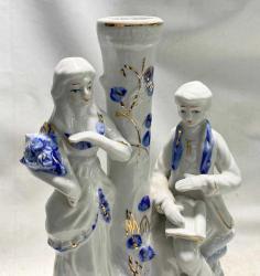 Antika Porselen Biblo, Biblo Vazo Yüksek kalite porselen malzemeden Rokoko etkisi taşıyan, kadın ve erkek formunda neo-klasik romantizm tarzında sahneleme kompozisyonlu, parlak sır üzeri kobalt mavisi el boyama ve yaldız geçme inanılmaz şık eski biblo vazo. Yükseklik:26 cm Genişlik:15 cm