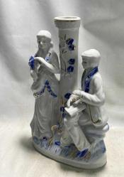 Antika Porselen Biblo, Biblo Vazo Yüksek kalite porselen malzemeden Rokoko etkisi taşıyan, kadın ve erkek formunda neo-klasik romantizm tarzında sahneleme kompozisyonlu, parlak sır üzeri kobalt mavisi el boyama ve yaldız geçme inanılmaz şık eski biblo vazo. Yükseklik:26 cm Genişlik:15 cm