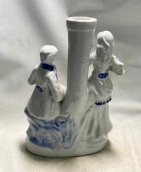 Antika Porselen Biblo, Biblo Vazo Yüksek kalite porselen malzemeden Rokoko etkisi taşıyan, kadın ve erkek formunda neo-klasik romantizm tarzında sahneleme kompozisyonlu, parlak sır üzeri kobalt mavisi el boyama ve yaldız geçme inanılmaz şık eski biblo vazo. Yükseklik:26 cm Genişlik:15 cm