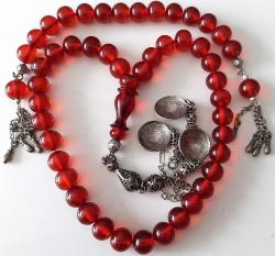 OSMANLI DÖNEMİ MALZEMEDEN YAPILMA ZAZA EL TESPİHİ İLE KIRMIZI RENKLİ GÜMÜŞ PÜSKÜLLÜ MUHTEŞEM SIKMA KEHRİBAR TESPİH 1UU2AA1 ÇOK NADİR