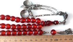 OSMANLI DÖNEMİ MALZEMEDEN YAPILMA ZAZA EL TESPİHİ İLE KIRMIZI RENKLİ GÜMÜŞ PÜSKÜLLÜ MUHTEŞEM SIKMA KEHRİBAR TESPİH 1UU2AA1 ÇOK NADİR