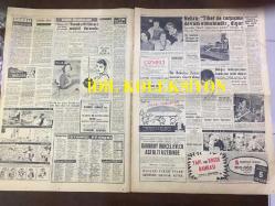 14 NİSAN 1959 - YENİ SABAH GAZETESİ - KIBRIS ANAYASA KOMİSYONU DÜN ÇALIŞMALARINA BAŞLADI, NİHAT ERİM - CHP GENİŞ BİR TEDKİK SEHAYATİ TERTİP ETTİ - IRAK'TAKİ TÜRKLERE YAPILAN BASKI - İHTİYAR HIRSIZ, HAKİMLERLE BAYRAMLAŞTI - CEZAYİRLİ FRANSIZLAR DE GAULLA'Ü YUHALADI - FAZLA VİSKİ İÇEN BİR GENÇ ÖLDÜ - FÜZE ve AY - MARMARADA KAYBOLAN 4 KİŞİDEN ÜMİT KESİLDİ - GİNA AMERİKA'DA - FETHİ BARS - JUDD SAXON - HASBİ TEMBELLER - CAFER İLE HÜRMÜZ, HAYK HAMMER, OĞUZ ARAL, ALTAN ERBULAK, MORT WALKER, KEN BALD, KARİKATÜR ÇİZİMLERİ - İSTANBUL BANKASI - ALLAH'IN DAĞLARI - SİYAVUŞGİL - ÇİZMECİ LASTİK SU BORULARI - NEHRU: ''TİBET'DE ÇARPIŞMA DEVAM EDİYOR'' - NUH'UN ANKARA MAKARNASI REKLAMI - YAPI ve KREDİ BANKASI 1950'LER REKLAMI - BELEDİYE ZABITA MEMURU RÜŞVET ALMIŞ - NEZİHE ARAZ - REŞAT EKREM KOÇU, OSMANLI - SADIK DEMİR, ŞİRİN TÜLİN, UÇAN ADAM, WAYNE BORING - SİNEMA, PASİFİK İNCİLERİ KRALI, ÇAPKIN KUMARBAZ, FOSFORLU CEVRİYE - GRİPİN 1950'LER - VİTA 1950'LER - ŞEHİR TİYATROLARI, NE UMURUN, TURGUT ATALAY