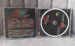 YEDİ KARANFİL 7 SEVEN CLOVERS CD ALBÜM KOLEKSİYONLUK NADİR.  CD'DE ÇOK HAFİF ÇİZİKLER MEVCUT.  KARTONETİ SAĞLAM. KOLEKSİYONLUK