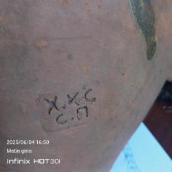 Çanakkale üzerinde çift mühür bulunan Osmanlı dönemi çift kulplu  Bal ya da yağ için kullanılan küp Yükseklik 40 cm Çap  35 cm