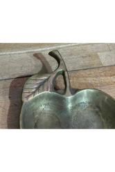elma formunda eski pirinç küllük kül tablası - 15 cm x 11,5 cm ölçülerinde