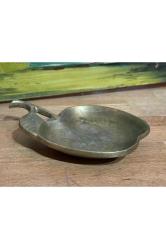 elma formunda eski pirinç küllük kül tablası - 15 cm x 11,5 cm ölçülerinde