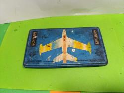 K122----ÇEKOSLAVAKYA UÇAK DEKORLU TENEKE KALEM KUTUSU