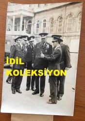 Efemera - TÜRK SİLAHLI KUVVETLERİNİN 16. GENELKURMAY BAŞKANI ORGENERAL SEMİH SANCAR'IN AJANS BASIMI ORİJİNAL FOTOĞRAFI - 18 x 12 cm EBADINDA - GENELKURMAY BAŞKANI ORGENERAL SEMİH SANCAR, MERKEZ KOMUTANLIĞINDA VERİLEN BRİFİNG SONRASI BAHÇEDE SUBAYLARDAN BİLGİ ALIRKEN, 22 NİSAN 1975 - kitantik - kitaLog