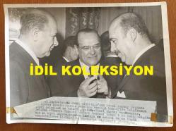TÜRK SİLAHLI KUVVETLERİNİN 16. GENELKURMAY BAŞKANI ORGENERAL SEMİH SANCAR'IN AJANS BASIMI BÜYÜK BOY ORİJİNAL FOTOĞRAFI - 24 x 18 cm EBADINDA - BRÜKSEL BÜYÜKELÇİSİ SULHİ DİŞLİOĞLU'NUN GENEL KURMAY BAŞKANI ve KUVVET KOMUTANLARININ ŞEREFİNE VERDİĞİ KOKTEYLDE SEMİH SANCAR, SULHİŞ DİŞLİOĞLU ve TÜRKİYE TİCARET ODALARI BAŞKANI ROBERT DE BODT SOHBET EDERLERKEN