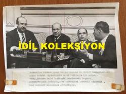 TÜRK SİLAHLI KUVVETLERİNİN 16. GENELKURMAY BAŞKANI ORGENERAL SEMİH SANCAR'IN AJANS BASIMI BÜYÜK BOY ORİJİNAL FOTOĞRAFI - 24 x 18 cm EBADINDA - BRÜKSEL BÜYÜKELÇİSİ SULHİ DİŞLİOĞLU'NUN GENEL KURMAY BAŞKANI ve KUVVET KOMUTANLARININ ŞEREFİNE VERDİĞİ KOKTEYLDE SEMİH SANCAR, SULHİ DİŞLİOĞLU, HAVA KUVVETLERİ KOMUTANI ORGENERAL MUHSİN BATUR ve KARA KUVVETLERİ KOMUTANI ORGENERAL EŞREF AKINCI AYNI KAREDELER