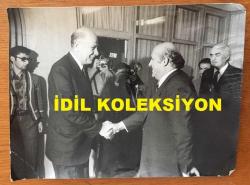 TÜRK SİLAHLI KUVVETLERİNİN 16. GENELKURMAY BAŞKANI ORGENERAL SEMİH SANCAR'IN BÜYÜK BOY ORİJİNAL FOTOĞRAFI - 24 x 18 cm EBADINDA - SEMİH SANCAR ve SÜLEYMAN DEMİREL TOKALAŞIRLARKEN ÇEKİLMİŞ BİR KARE