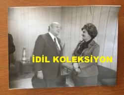 TÜRK SİLAHLI KUVVETLERİNİN 16. GENELKURMAY BAŞKANI ORGENERAL SEMİH SANCAR'IN BÜYÜK BOY ORİJİNAL 2'Lİ FOTOĞRAF SETİ - 24 x 18 cm EBADINDA - SEMİH SANCAR KENDİSİNİ UÇAKTAN İNİŞTE KARŞILAYAN EŞİ VEFİKA SANCAR'LA FOTOĞRAFI ve SÜLEYMAN DEMİREL'LE VEFİKA SANCAR'IN KONUŞTUKLARI ANLARDAN BİR FOTOĞRAF