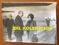 TÜRK SİLAHLI KUVVETLERİNİN 16. GENELKURMAY BAŞKANI ORGENERAL SEMİH SANCAR'IN BÜYÜK BOY ORİJİNAL 2'Lİ FOTOĞRAF SETİ - 24 x 18 cm EBADINDA - SEMİH SANCAR KENDİSİNİ UÇAKTAN İNİŞTE KARŞILAYAN EŞİ VEFİKA SANCAR'LA FOTOĞRAFI ve SÜLEYMAN DEMİREL'LE VEFİKA SANCAR'IN KONUŞTUKLARI ANLARDAN BİR FOTOĞRAF