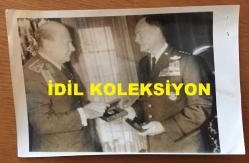 TÜRK SİLAHLI KUVVETLERİNİN 16. GENELKURMAY BAŞKANI ORGENERAL SEMİH SANCAR'IN AJANS BASIMI ORİJİNAL FOTOĞRAFI - 18 x 12 cm EBADINDA - GENELKURMAY BAŞKANI ORGENERAL SEMİH SANCAR, CENTO ASKERİ KOMİTESİ'NİN 28. TOPLANTISINDA ABD KUVVET KOMUTANLARI KURMAY KURULU BAŞKANI ORGENERAL BROWN'LA AYNI KAREDE, 30 MART 1977