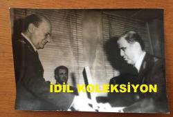 TÜRK SİLAHLI KUVVETLERİNİN 16. GENELKURMAY BAŞKANI ORGENERAL SEMİH SANCAR'IN AJANS BASIMI ORİJİNAL FOTOĞRAFI - 18 x 12 cm EBADINDA - GENELKURMAY BAŞKANI ORGENERAL SEMİH SANCAR, KARA KUVVETLERİ KOMUTANI EŞREF AKINCI'YA PLAKET VERİRKEN