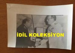 TÜRK SİLAHLI KUVVETLERİNİN 16. GENELKURMAY BAŞKANI ORGENERAL SEMİH SANCAR'IN AJANS BASIMI ORİJİNAL FOTOĞRAFI - 18 x 12 cm EBADINDA - GENELKURMAY BAŞKANI ORGENERAL SEMİH SANCAR, NATO GÜNEY AVRPUA MÜTTEFİK KUVVETLERİ BAŞKANI TÜMAMİRAL CALBERT'E HATIRA SİLAHI VERİRKEN