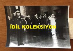 TÜRK SİLAHLI KUVVETLERİNİN 16. GENELKURMAY BAŞKANI ORGENERAL SEMİH SANCAR'IN AJANS BASIMI ORİJİNAL FOTOĞRAFI - 18 x 12 cm EBADINDA - GENELKURMAY BAŞKANI ORGENERAL SEMİH SANCAR ve KUVVET KOMUTANLARI 30 AĞUSTOS ZAFER BAYRAMINDA ANITKABİR ZİYARETİNDE SAYGI DURUŞUNDALARKEN