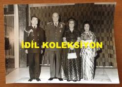 TÜRK SİLAHLI KUVVETLERİNİN 16. GENELKURMAY BAŞKANI ORGENERAL SEMİH SANCAR'IN ORİJİNAL FOTOĞRAFI - 18 x 13 cm EBADINDA - GENELKURMAY BAŞKANI ORGENERAL SEMİH SANCAR, EŞİ VEFİKA SANCAR KONUKLARI UZAKDOĞULU AMİRAL ve EŞİYLE HATIRA FOTOĞRAFI ÇEKTİRİRLERKEN