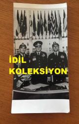 TÜRK SİLAHLI KUVVETLERİNİN 16. GENELKURMAY BAŞKANI ORGENERAL SEMİH SANCAR'IN AJANS BASIMI ORİJİNAL FOTOĞRAFI - 15 x 7,5 cm EBADINDA - GENELKURMAY BAŞKANI ORGENERAL SEMİH SANCAR ve BERABERİNDEKİ 2 YABANCI GENERAL POZ VERİRLERKEN