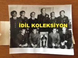 TÜRK SİLAHLI KUVVETLERİNİN 16. GENELKURMAY BAŞKANI ORGENERAL SEMİH SANCAR'IN AJANS BASIMI ORİJİNAL FOTOĞRAFI - 12 x 9,5 cm EBADINDA - GENELKURMAY BAŞKANI ORGENERAL SEMİH SANCAR KAHİRE'DE YAPILAN DÜNYA ORDULAR ARASI KROS ŞAMPİYONASINDA BİRİNCİ OLAN TÜRK SİLAHLI KUVVETLERİ KROS EKİBİYLE POZ VERİRKEN