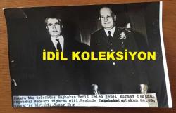 TÜRK SİLAHLI KUVVETLERİNİN 16. GENELKURMAY BAŞKANI ORGENERAL SEMİH SANCAR'IN AJANS BASIMI ORİJİNAL FOTOĞRAFI - 18 x 12 cm EBADINDA - GENELKURMAY BAŞKANI ORGENERAL SEMİH SANCAR ve  BAŞBAKAN FERİT MELEN BİRLİKTE POZ VERİRLERKEN