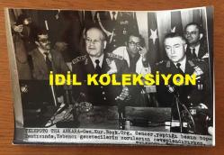 TÜRK SİLAHLI KUVVETLERİNİN 16. GENELKURMAY BAŞKANI ORGENERAL SEMİH SANCAR'IN AJANS BASIMI ORİJİNAL FOTOĞRAFI - 18 x 12 cm EBADINDA - GENELKURMAY BAŞKANI ORGENERAL SEMİH SANCAR YAPTIĞI BASIN TOPLANTISINDA YABANCI GAZETECİLERİN SORULARINI YANITLARKEN