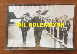 TÜRK SİLAHLI KUVVETLERİNİN 16. GENELKURMAY BAŞKANI ORGENERAL SEMİH SANCAR'IN AJANS BASIMI ORİJİNAL FOTOĞRAFI (KAĞIT BASKI) - 18 x 12 cm EBADINDA - GENELKURMAY BAŞKANI ORGENERAL SEMİH SANCAR UÇAKTAN İNİŞTE KARŞILAMA TAKIMINI SELAMLARKEN