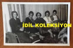 TÜRK SİLAHLI KUVVETLERİNİN 16. GENELKURMAY BAŞKANI ORGENERAL SEMİH SANCAR'IN EŞİ VEFİKA SANCAR'IN CUMHURBAŞKANI CEVDET SUNAY'IN EŞİ ATIFET SUNAY ve DİĞER SUBAY EŞLERİYLE BİRLİKTE FAKİR ÇOCUKLARA YARDIM ÇAYINDA HATIRA POZU VERİRLERKEN ÇEKİLMİŞ ORİJİNAL FOTOĞRAFI - 14 x 9 cm EBADINDA