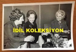 TÜRK SİLAHLI KUVVETLERİNİN 16. GENELKURMAY BAŞKANI ORGENERAL SEMİH SANCAR'IN EŞİ VEFİKA SANCAR'IN BİR ŞEHİT VAKFI KURMAYA KARAR VERDİĞİNDE BERABERİNDEKİ FAHRİ KORUTÜRK'ÜN EŞİ EMEL KORUTÜRK'LE ÇEKİLMİŞ ORİJİNAL FOTOĞRAFI - 18 x 12 cm EBADINDA, 15 EKİM 1974