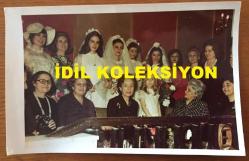 TÜRK SİLAHLI KUVVETLERİNİN 16. GENELKURMAY BAŞKANI ORGENERAL SEMİH SANCAR'IN EŞİ VEFİKA SANCAR ve FAHRİ KORUTÜRK'ÜN EŞİ EMEL KORUTÜRK'ÜN KATILDIKLARI BİR DÜĞÜNDE GELİNLERLE ÇEKİLMİŞ ORİJİNAL BİR HATIRA FOTOĞRAFI - 18 x 11 cm EBADINDA