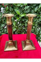 Pirinç ve ahşaptan 20 cm boyunda bir çift avrupa şamdan