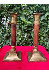 Pirinç ve ahşaptan 20 cm boyunda bir çift avrupa şamdan