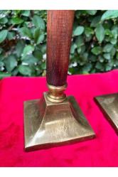 Pirinç ve ahşaptan 20 cm boyunda bir çift avrupa şamdan