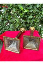 Pirinç ve ahşaptan 20 cm boyunda bir çift avrupa şamdan