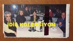 LEVENT KIRCA'NIN DERGİDEN KESİLME FOTOĞRAFI - 18 x 9 cm EBADINDA - LEVENT KIRCA, ve OYA BAŞAR YEMEK MASASINDAYKEN