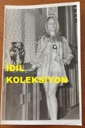 YEŞİLÇAM'IN GÜZEL YILDIZI ESEN PÜSKÜLLÜ'NÜN ORİJİNAL FOTOĞRAFI - 18 x 12 cm EBADINDA - ESEN PÜSKÜLLÜ ŞIK ELBİSESİYLE EVİNDE AYAKTA POZ VERİRKEN