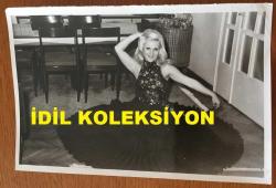 YEŞİLÇAM'IN GÜZEL YILDIZI ESEN PÜSKÜLLÜ'NÜN ORİJİNAL FOTOĞRAFI - 18 x 12 cm EBADINDA - ESEN PÜSKÜLLÜ SİYAH UZUN ELBİSESİYLE YERDE GÜLÜMSEYEREK POZ VERİRKEN