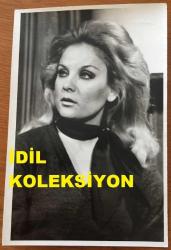 YEŞİLÇAM'IN GÜZEL YILDIZI ESEN PÜSKÜLLÜ'NÜN ORİJİNAL FOTOĞRAFI - 18 x 12 cm EBADINDA - ESEN PÜSKÜLLÜ ''ÇIKMAZDAKİ KADIN'' FOTOROMANİ ÇEKİMLERİNDE