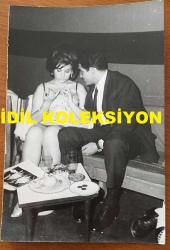 YEŞİLÇAM'IN GÜZEL YILDIZI ESEN PÜSKÜLLÜ'NÜN ORİJİNAL FOTOĞRAFI - 18 x 12 cm EBADINDA - ESEN PÜSKÜLLÜ 1960'LARDA EŞİ YÜCEL UÇANOĞLU İLE BİRLİKTE BİR ŞEYLER İÇERKEN