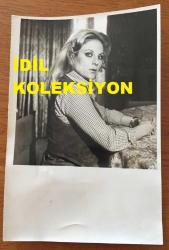 YEŞİLÇAM'IN GÜZEL YILDIZI ESEN PÜSKÜLLÜ'NÜN ORİJİNAL FOTOĞRAFI - 18 x 12 cm EBADINDA - ESEN PÜSKÜLLÜ ''ÇIKMAZDAKİ KADIN'' FOTOROMANİ ÇEKİMLERİNDE